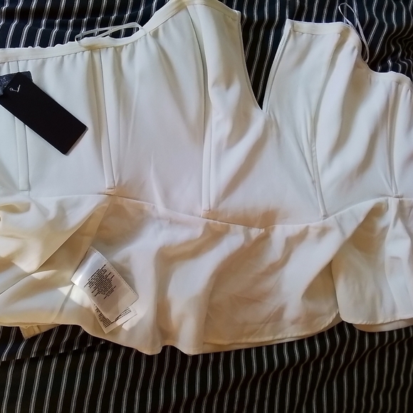 Nwt!!!  Guess Strapless Plunge Peplum Top - Picture 5 of 6